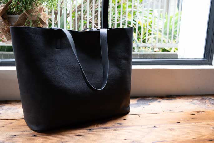 embossing tote bag | SLOW - スロウ 公式サイト | 革製のバッグ、財布 ...